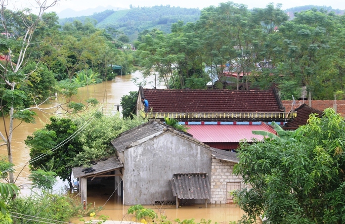 Cả xã chìm trong biển nước, quân đội, công an hối hả ứng cứu - Ảnh 5.