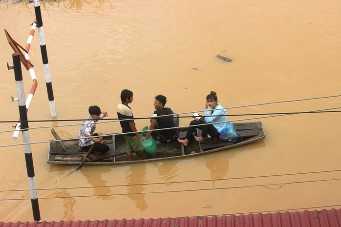 Cả xã chìm trong biển nước, quân đội, công an hối hả ứng cứu - Ảnh 14.