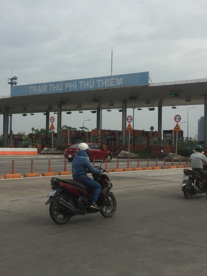 Tháo dỡ trạm thu phí qua hầm sông Sài Gòn trước Tết - Ảnh 2.