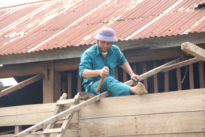 Khóc nghẹn sau cơn cuồng phong ập đến xã nghèo - Ảnh 12.