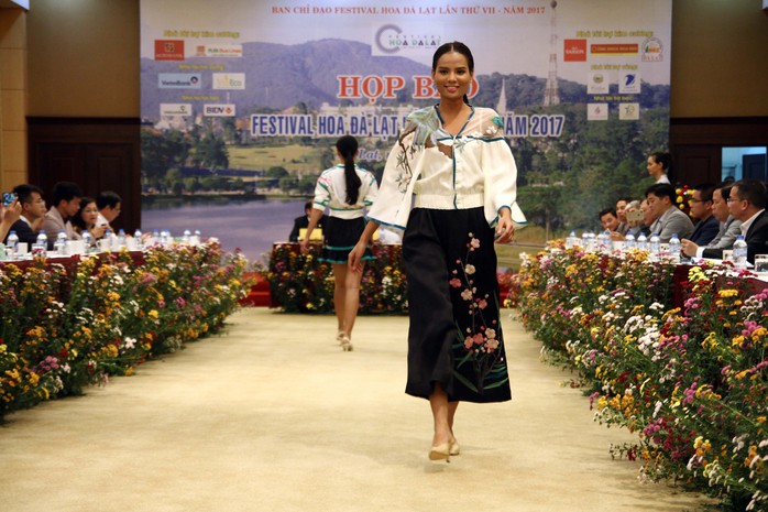 Mãn nhãn với Tơ lụa Bảo Lộc trong Festival hoa Đà Lạt 2017 - Ảnh 7.