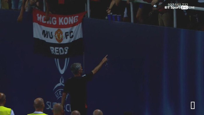 Mourinho tặng huy chương Siêu cúp cho fan - Ảnh 1.