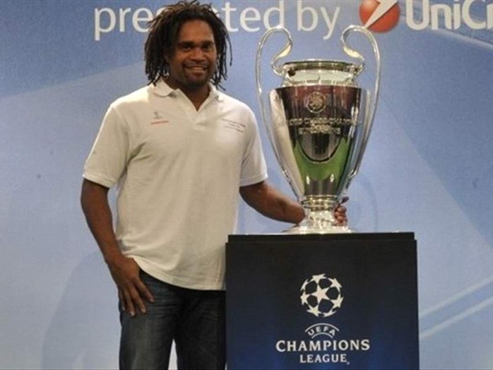 Cựu danh thủ Karembeu sang TP HCM xem Siêu kinh điển - Ảnh 2.