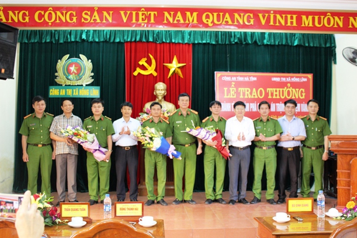Ban giám đốc Công an tỉnh Hà Tĩnh trao thưởng cho các cá nhân và tập thể của ban chuyên án