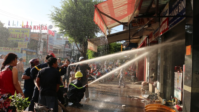 Dân hoảng loạn vì cháy lớn tại tiệm sửa xe máy - Ảnh 2.