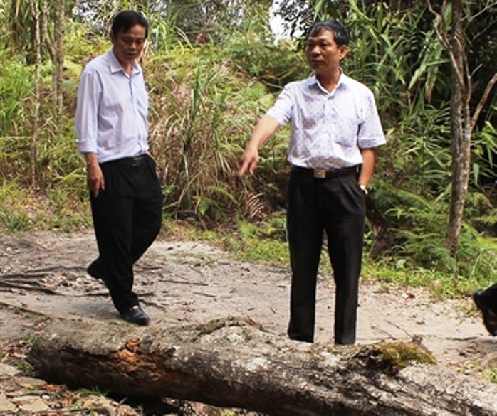 
Ông Kiệt (phải) trong một lần kiểm tra công tác bảo vệ rừng
