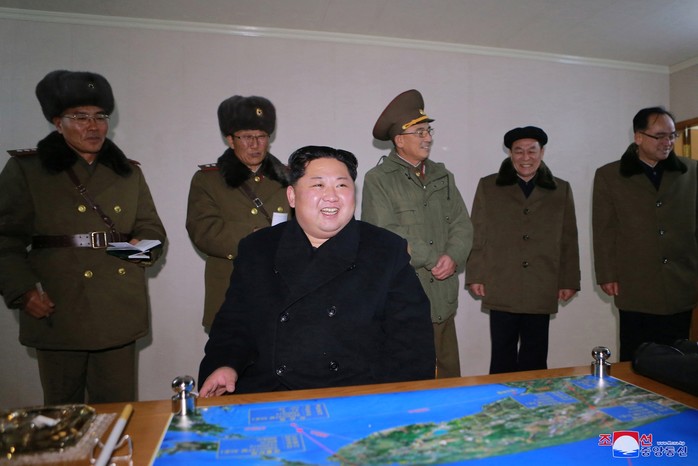 Triều Tiên khoe ảnh ông Kim Jong-un vui mừng theo dõi tên lửa - Ảnh 2.