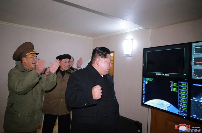 Triều Tiên khoe ảnh ông Kim Jong-un vui mừng theo dõi tên lửa - Ảnh 3.