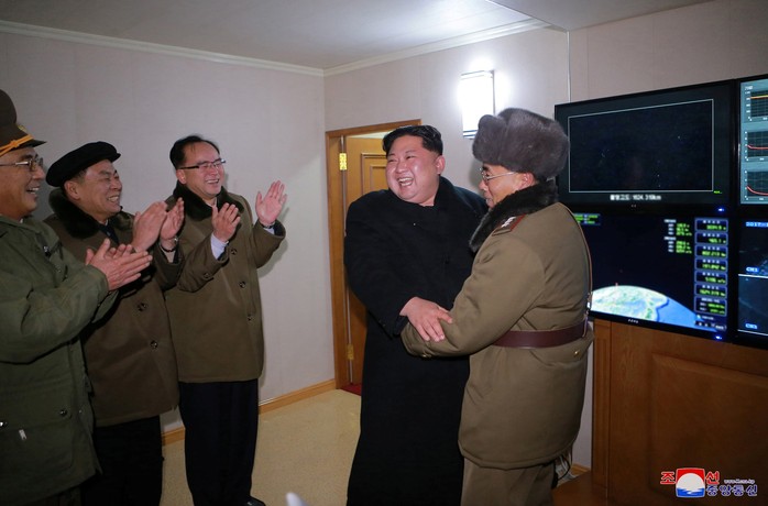 Triều Tiên khoe ảnh ông Kim Jong-un vui mừng theo dõi tên lửa - Ảnh 4.