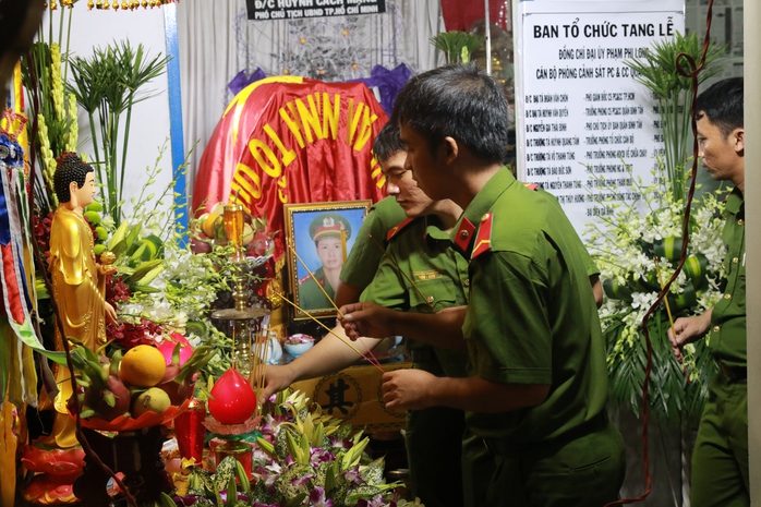 Thăng hàm đại úy cho thượng úy hy sinh trong lúc chữa cháy - Ảnh 2.