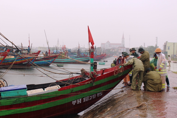 Miền Trung hối hả ứng phó siêu bão - Ảnh 16.