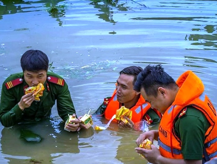 Công an, bộ đội dầm  mình trong nước ăn vội, giúp dân chống lũ dữ - Ảnh 12.