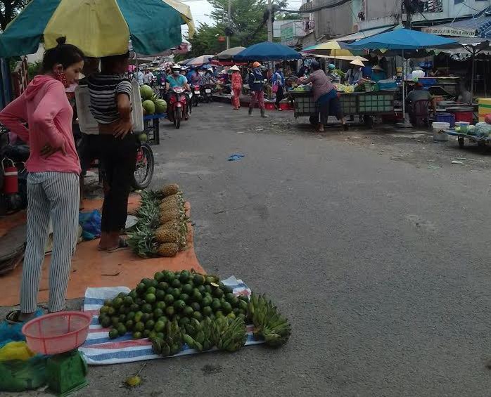 Mối lo thực phẩm bẩn từ các chợ tạm phục vụ công nhân - Ảnh 2.