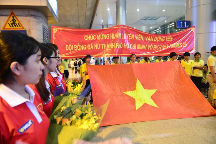 Ngày về rạng ngời của tuyển bóng đá nữ Việt Nam - Ảnh 7.