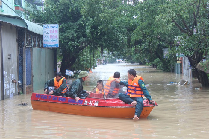 Lũ kéo về bao vây, TP Quy Nhơn chìm trong biển nước - Ảnh 4.