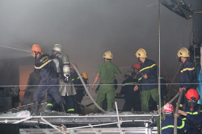 Đà Nẵng: Cháy lớn tại gara ô tô, nhân viên hốt hoảng bỏ chạy - Ảnh 2.
