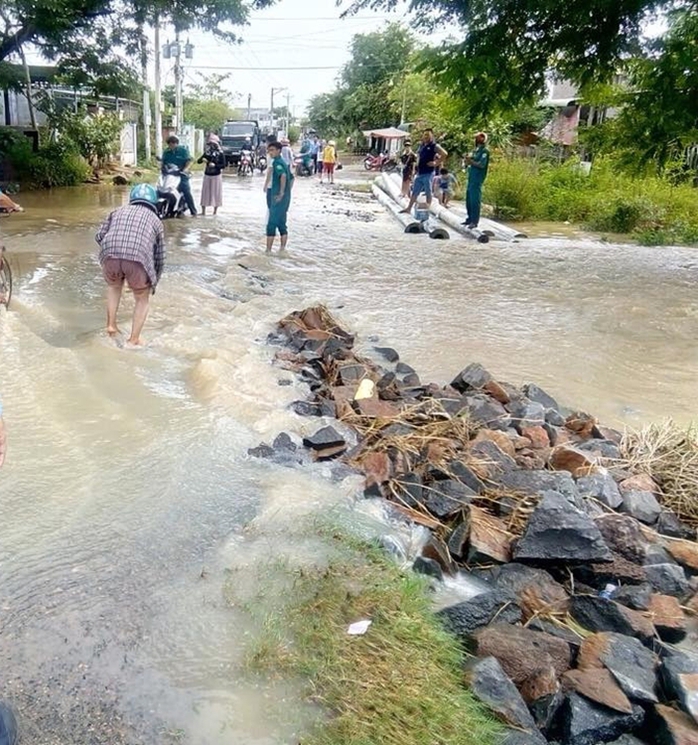 Mưa lũ gây ngập úng, sạt lở nặng ở Bình Thuận - Ảnh 1.