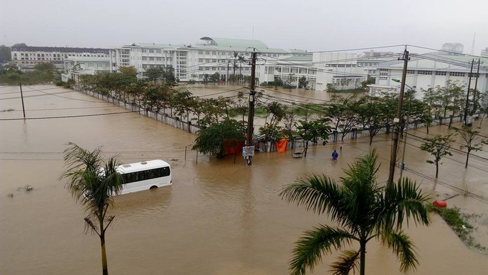 Nước lũ tại Huế lại lên, Đà Nẵng hàng ngàn hộ dân còn ngập - Ảnh 2.