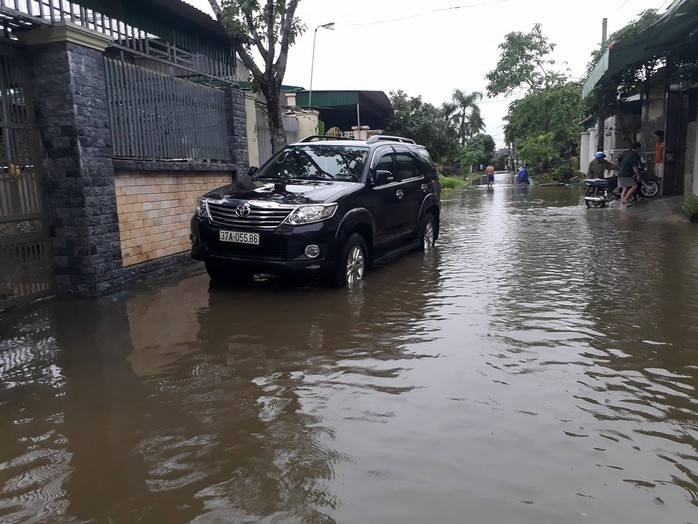 Mưa trắng trời, TP Vinh ngập sâu, giao thông hỗn loạn - Ảnh 5.