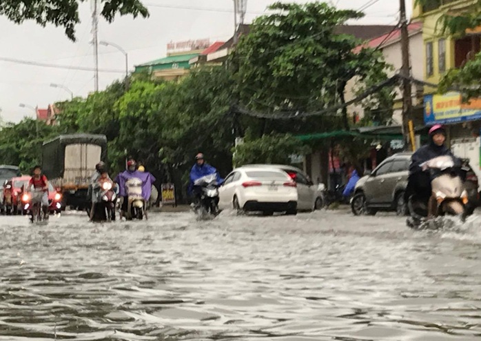 Mưa trắng trời, TP Vinh ngập sâu, giao thông hỗn loạn - Ảnh 1.