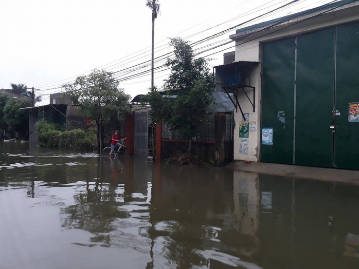 Mưa trắng trời, TP Vinh ngập sâu, giao thông hỗn loạn - Ảnh 2.