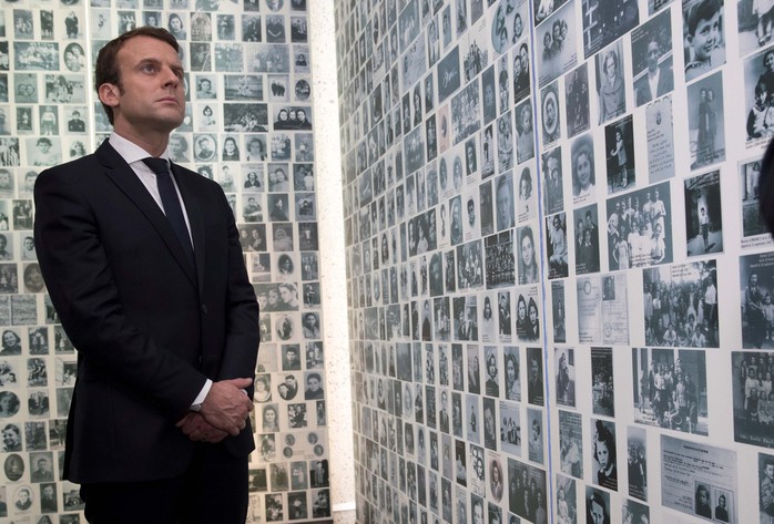 Ông Emmanuel Macron thăm đài kỷ niệm Shoah ở Paris ngày 30-4 Ảnh: REUTERS