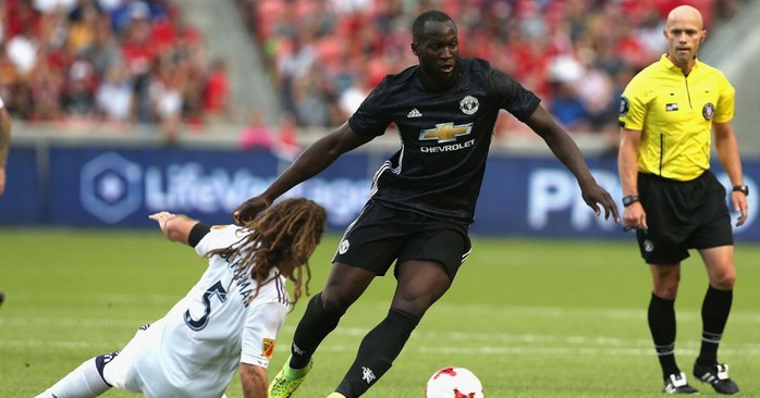 
Lukaku vượt qua hàng thủ đối phương trước khi ghi bàn
