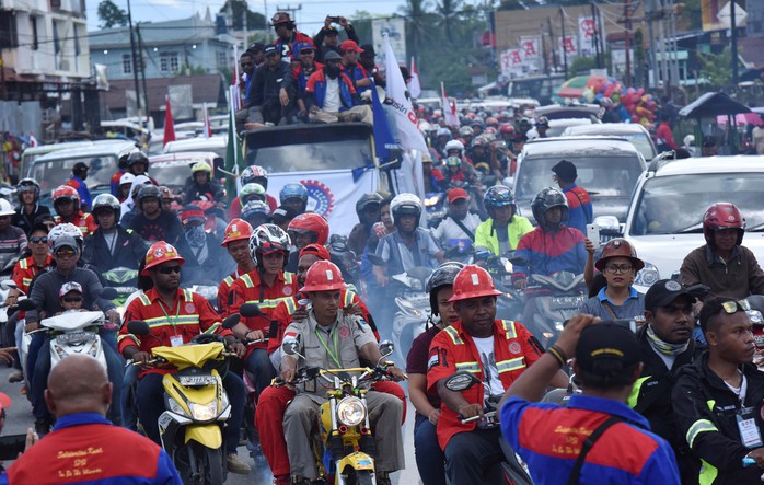 
Người lao động kỷ niệm ngày Quốc tế Lao động ở TP Timika, tỉnh Papua - Indonesia, ngày 1-5 Ảnh: REUTERS
