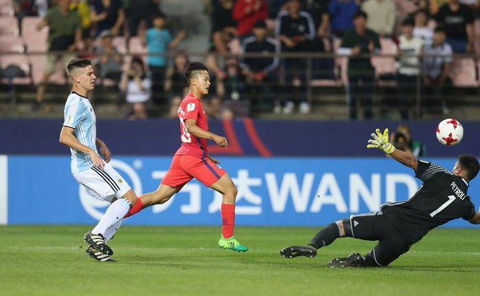 Messi Hàn Quốc hạ nhục U20 Argentina - Ảnh 1.