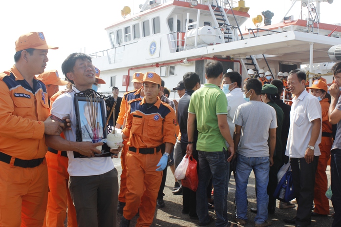 
Người nhà khóc thương các thuyền viên gặp nạn
