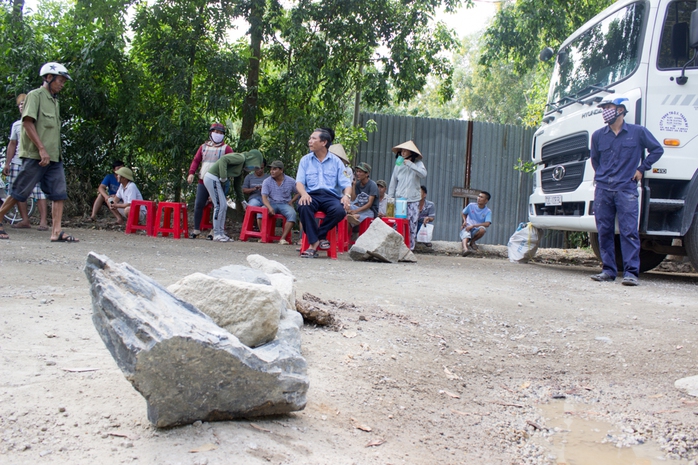 Bà Rịa - Vũng Tàu: Người dân đem đá chặn xe tải băm đường - Ảnh 2.