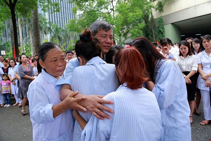 Bệnh nhân xúc động chia tay GS Nguyễn Anh Trí về hưu - Ảnh 8.