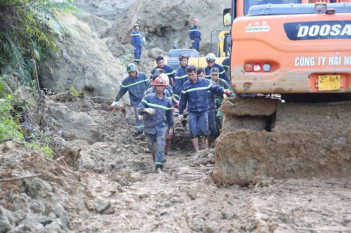 Lở đất vùi lấp 18 người: Nghiên cứu dùng mìn phá đá tìm nạn nhân - Ảnh 1.