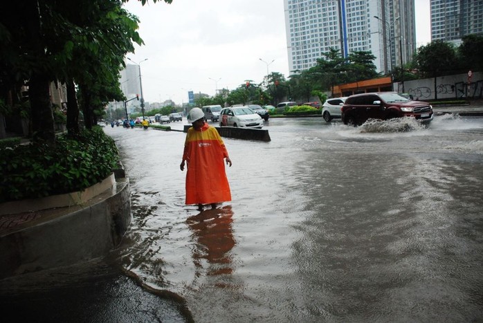 4 máy thay siêu máy bơm chống ngập đường Nguyễn Hữu Cảnh - Ảnh 3.