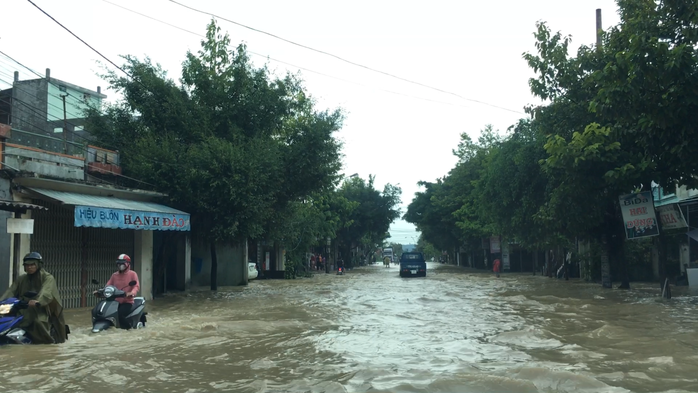 Lũ kéo về bao vây, TP Quy Nhơn chìm trong biển nước - Ảnh 8.