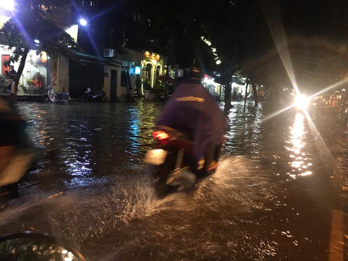 Mưa lớn, Hà Nội ngập sâu, giao thông hỗn loạn - Ảnh 11.