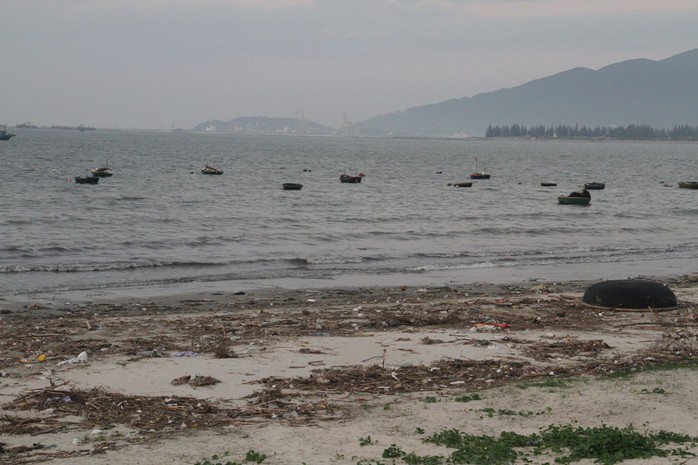 Hơn 1 km bờ biển Đà Nẵng tràn ngập hàng trăm tấn rác - Ảnh 9.