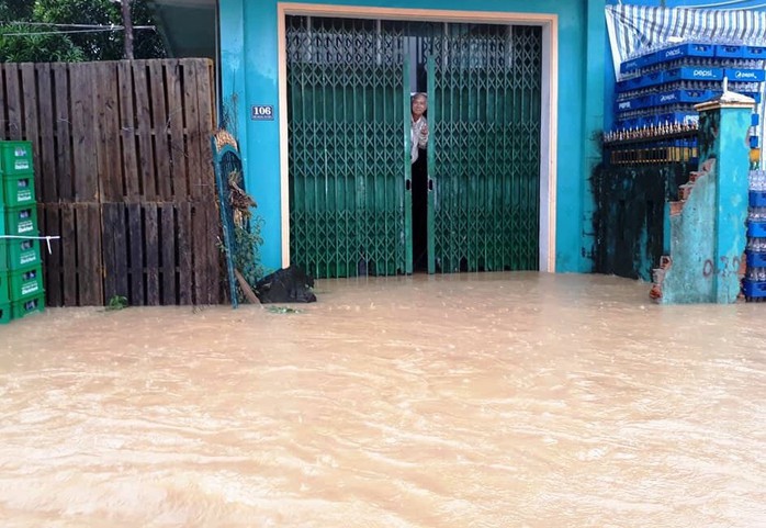 Đà Nẵng- Quảng Trị: Hàng ngàn nhà dân còn ngập sâu trong nước - Ảnh 1.