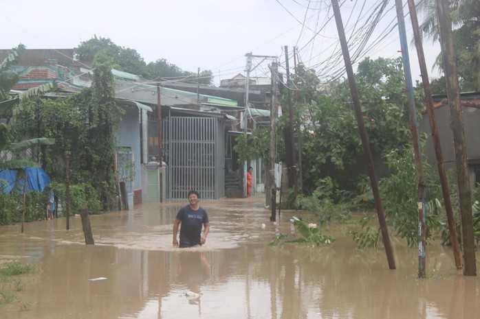 Lũ kéo về bao vây, TP Quy Nhơn chìm trong biển nước - Ảnh 11.