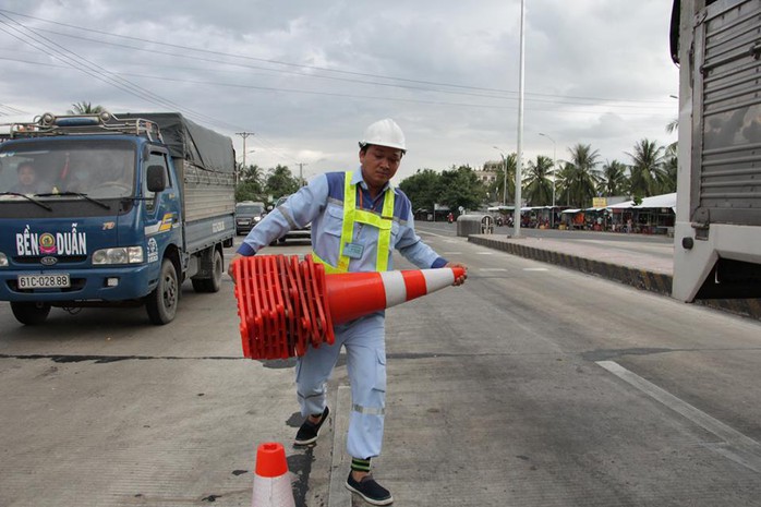 Kẹt xe dài 1 km, trạm thu phí Cai Lậy xả trạm - Ảnh 10.