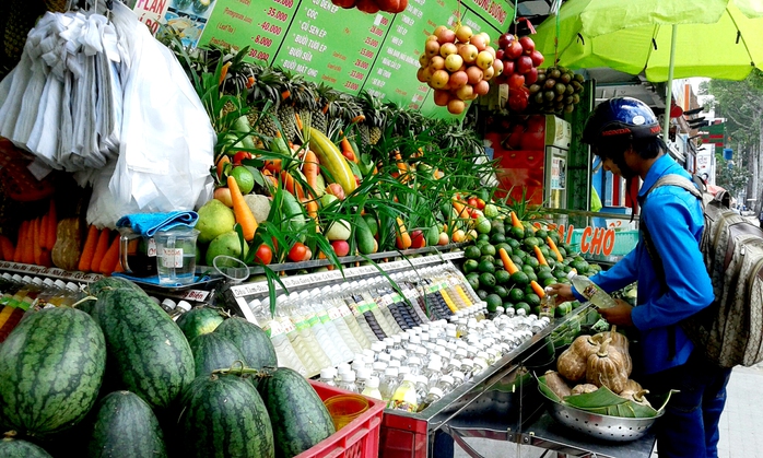 Nước ép trái cây tăng giá gấp đôi vẫn đắt hàng mùa nắng nóng.
