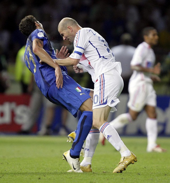 Cú thiết đầu công của Zidane được tái hiện ở Bundesliga - Ảnh 2.