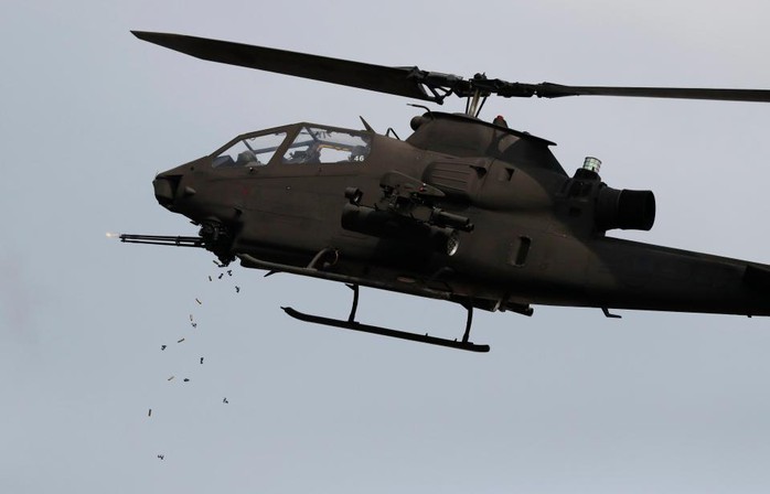 
Trực thăng AH-1S Cobra Helicopter của Hàn Quốc trong buổi tập trận. Ảnh: Reuters
