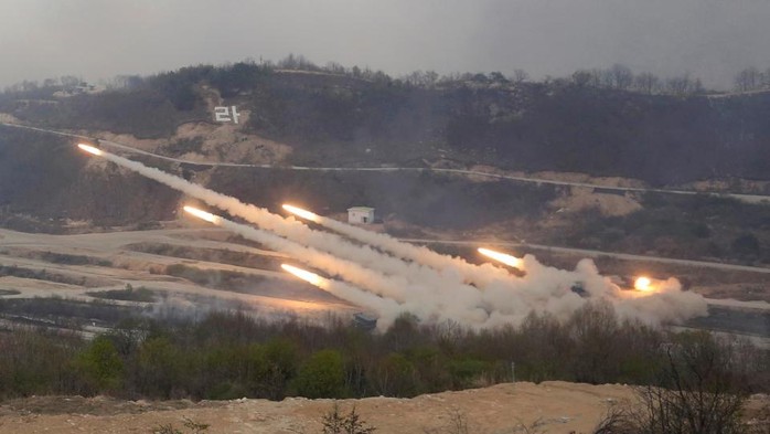 
Mỹ và Hàn bắn rốc két trong buổi tập trận. Ảnh: Reuters
