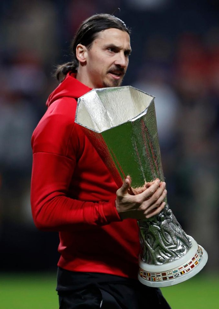 Sốc với món quà của fan M.U dành cho Ibrahimovic - Ảnh 1.