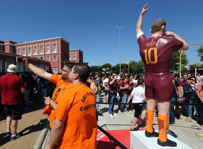 Totti ngấn lệ trong ngày giã từ sân cỏ - Ảnh 8.