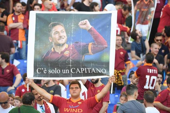 Totti ngấn lệ trong ngày giã từ sân cỏ - Ảnh 7.