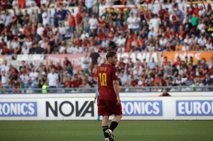 Totti ngấn lệ trong ngày giã từ sân cỏ - Ảnh 13.