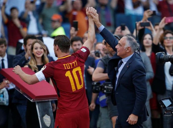 Totti ngấn lệ trong ngày giã từ sân cỏ - Ảnh 12.