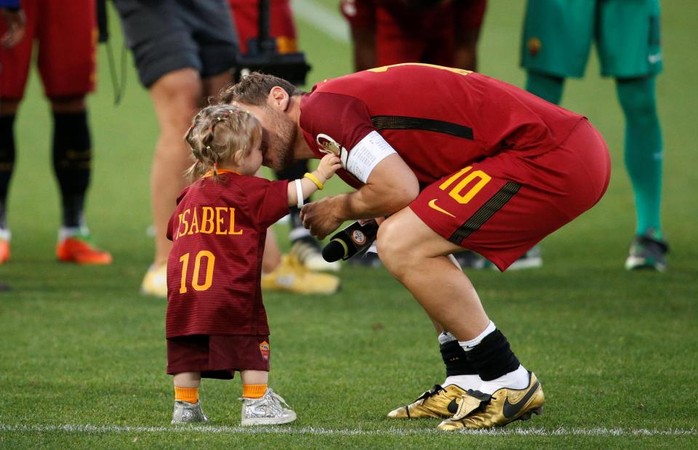 Totti ngấn lệ trong ngày giã từ sân cỏ - Ảnh 11.